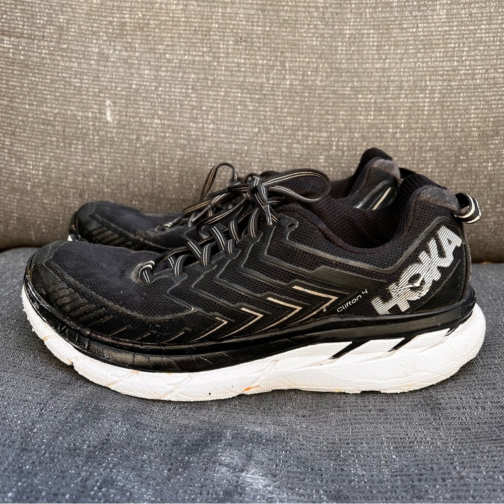 HOKA ONE ONE CLIFTON 4  BREATHABLE BLACK/WHITE  SNEAKERS SIZE 10 Women ¡¡Read
